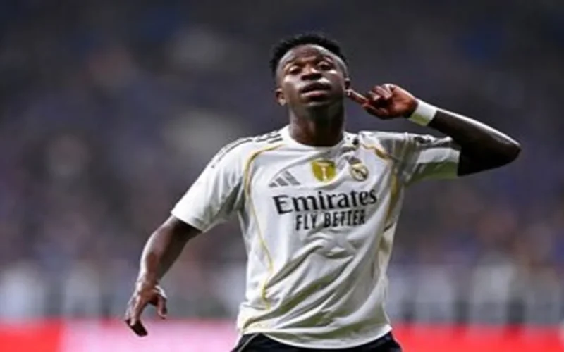 فينيسيوس يحذف صورة قميصه.. ردًا على صيحات الاستهجان في البرنابيو